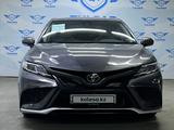 Toyota Camry 2022 года за 15 650 000 тг. в Шымкент – фото 2