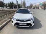 Toyota Camry 2015 года за 10 500 000 тг. в Уральск – фото 2