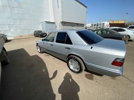 Mercedes-Benz E 220 1993 года за 3 300 000 тг. в Астана – фото 3