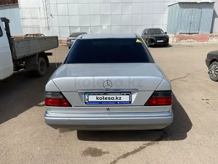 Mercedes-Benz E 220 1993 года за 3 300 000 тг. в Астана – фото 4