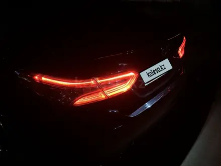 Toyota Camry 2019 года за 9 600 000 тг. в Актобе – фото 2