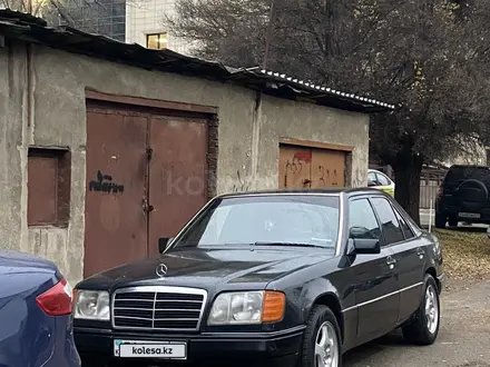 Mercedes-Benz E 220 1994 года за 1 700 000 тг. в Алматы