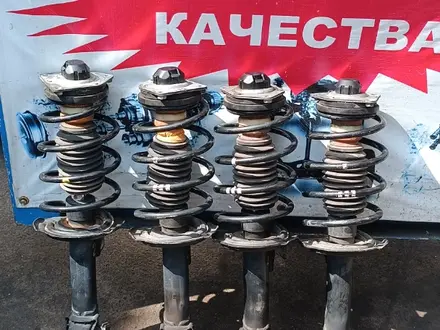 Передние амортизаторы стойки на mercedes w169 w245 за 60 000 тг. в Алматы