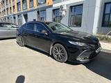 Toyota Camry 2021 года за 17 200 000 тг. в Астана – фото 2