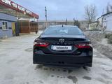 Toyota Camry 2021 года за 13 500 000 тг. в Атырау – фото 4