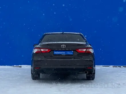Toyota Camry 2018 года за 12 940 000 тг. в Алматы – фото 4