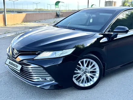 Toyota Camry 2018 года за 13 800 000 тг. в Костанай – фото 2