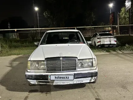 Mercedes-Benz E 200 1987 года за 450 000 тг. в Алматы