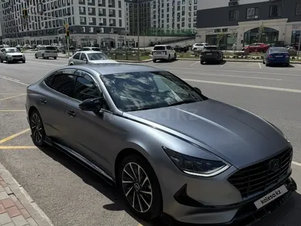Hyundai Sonata 2022 года за 13 500 000 тг. в Астана – фото 2