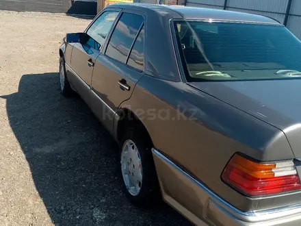 Mercedes-Benz E 200 1993 года за 1 550 000 тг. в Жезказган – фото 4