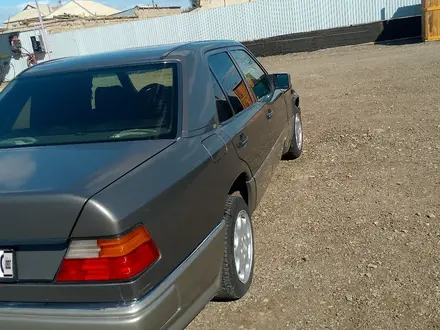 Mercedes-Benz E 200 1993 года за 1 550 000 тг. в Жезказган – фото 5