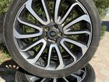 R22 Land Rover оригинал диски с шинами за 875 000 тг. в Алматы