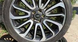 R22 Land Rover оригинал диски с шинами за 875 000 тг. в Алматы