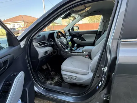 Toyota Highlander 2023 года за 22 000 000 тг. в Атырау – фото 2