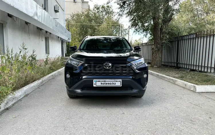 Toyota RAV4 2021 года за 15 000 000 тг. в Актобе