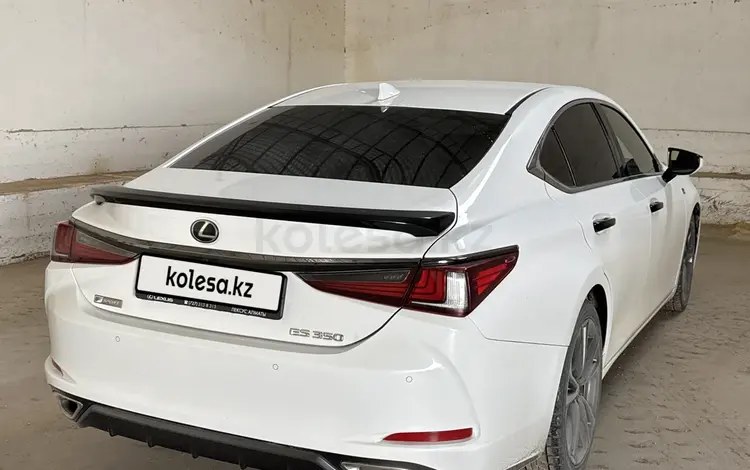Lexus ES 350 2019 года за 25 000 000 тг. в Шымкент