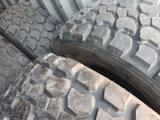 18R22.5 (445/65r22.5) за 275 000 тг. в Жезказган – фото 2