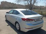 Hyundai Elantra 2017 годаfor7 900 000 тг. в Караганда – фото 2