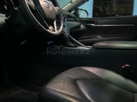 Toyota Camry 2022 года за 14 950 000 тг. в Уральск – фото 21