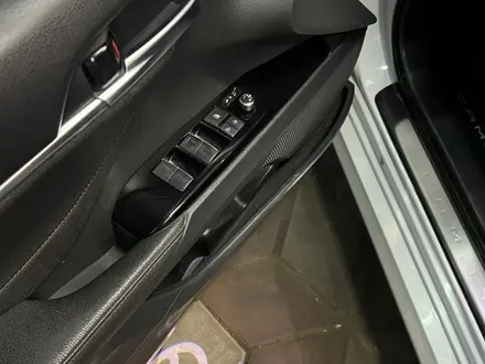 Toyota Camry 2022 года за 14 950 000 тг. в Уральск – фото 24