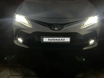 Toyota Camry 2022 года за 14 950 000 тг. в Уральск – фото 7