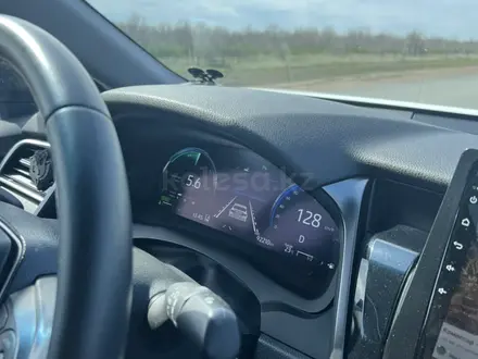 Toyota Camry 2022 года за 14 950 000 тг. в Уральск – фото 35