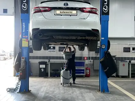 Toyota Camry 2022 года за 14 950 000 тг. в Уральск – фото 38