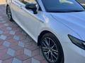 Toyota Camry 2022 года за 14 950 000 тг. в Уральск – фото 2