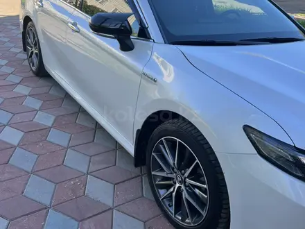 Toyota Camry 2022 года за 14 950 000 тг. в Уральск – фото 2
