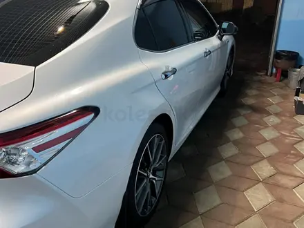 Toyota Camry 2022 года за 14 950 000 тг. в Уральск – фото 14