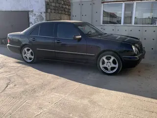 Mercedes-Benz E 240