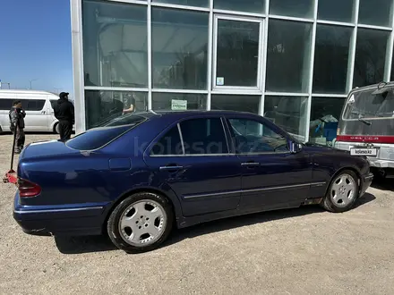 Mercedes-Benz E 240 2000 года за 4 000 000 тг. в Астана – фото 2