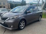Toyota Sienna 2013 года за 11 000 000 тг. в Уральск – фото 2
