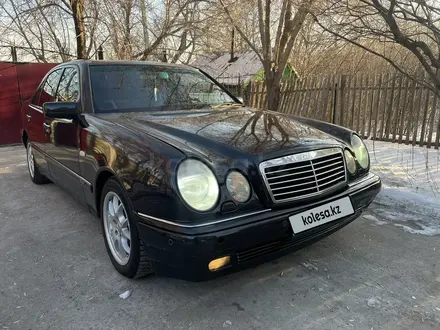 Mercedes-Benz E 200 1998 года за 2 700 000 тг. в Караганда