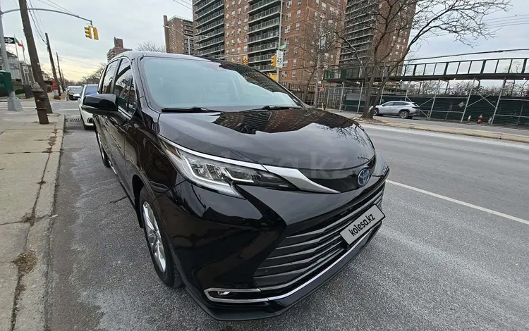 Toyota Sienna 2022 года за 23 400 000 тг. в Алматы