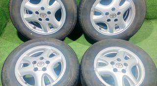 Диск оригинал Toyota с шинами Bridgestone 205/65 R15 летний за 160 000 тг. в Алматы