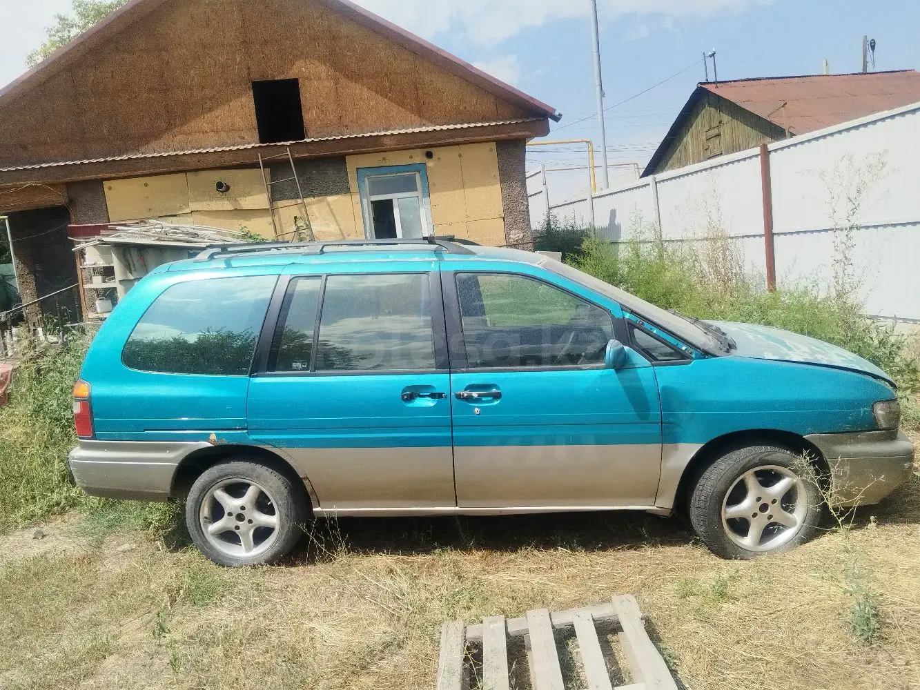Nissan Prairie Joy, 1997