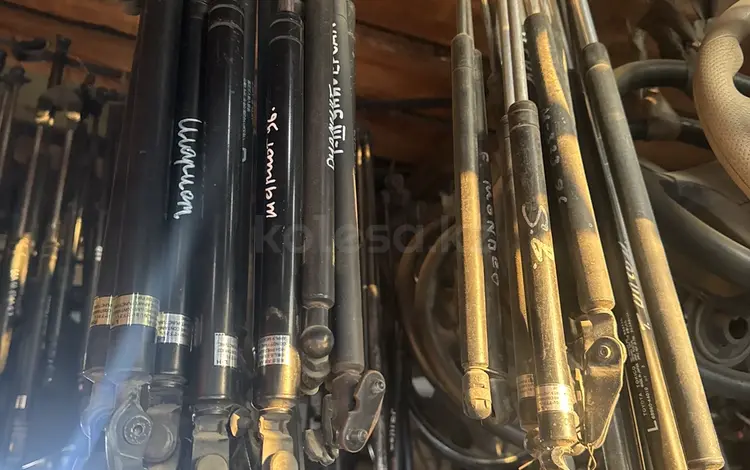 Газовый амортизатор багажника Торсионы торсион багажника за 1 000 тг. в Алматы