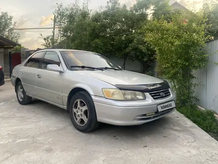 Toyota Camry 2000 года за 2 500 000 тг. в Алматы – фото 6