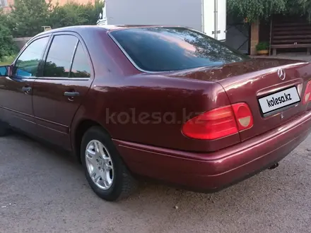 Mercedes-Benz E 230 1997 года за 2 150 000 тг. в Астана – фото 3