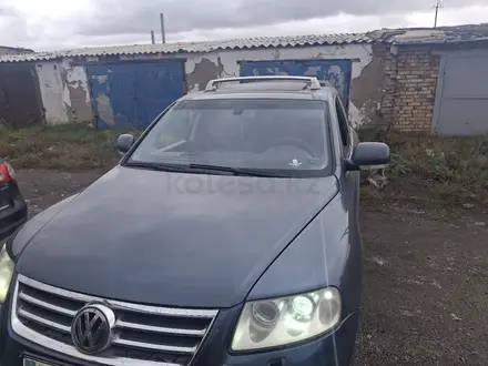 Volkswagen Touareg 2004 года за 4 400 000 тг. в Астана – фото 2