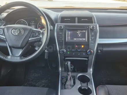 Toyota Camry 2017 года за 10 600 000 тг. в Атырау
