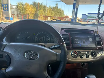 Toyota Camry 2005 года за 5 000 000 тг. в Актобе – фото 12