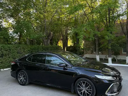 Toyota Camry 2021 года за 16 100 000 тг. в Астана – фото 2