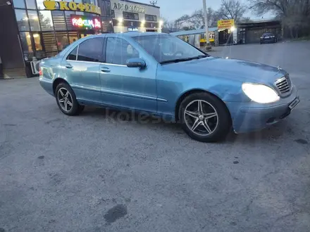 Mercedes-Benz S 320 2000 года за 2 700 000 тг. в Талдыкорган – фото 2