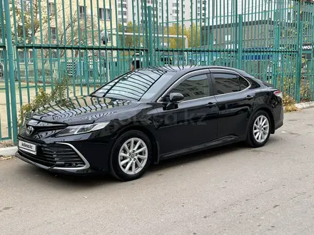 Toyota Camry 2021 года за 18 100 000 тг. в Астана