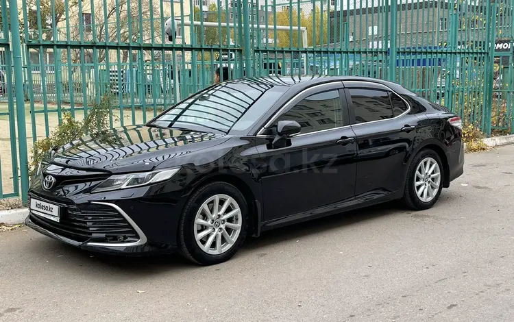 Toyota Camry 2021 года за 18 100 000 тг. в Астана