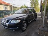 Volkswagen Touareg 2007 года за 7 500 000 тг. в Алматы – фото 2