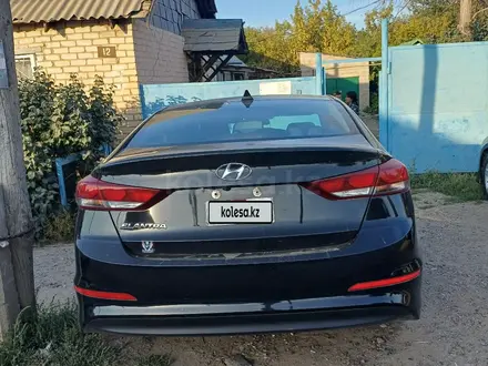 Hyundai Elantra 2018 года за 4 700 000 тг. в Актобе – фото 2