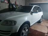 Volkswagen Touareg 2004 года за 4 500 000 тг. в Астана – фото 2